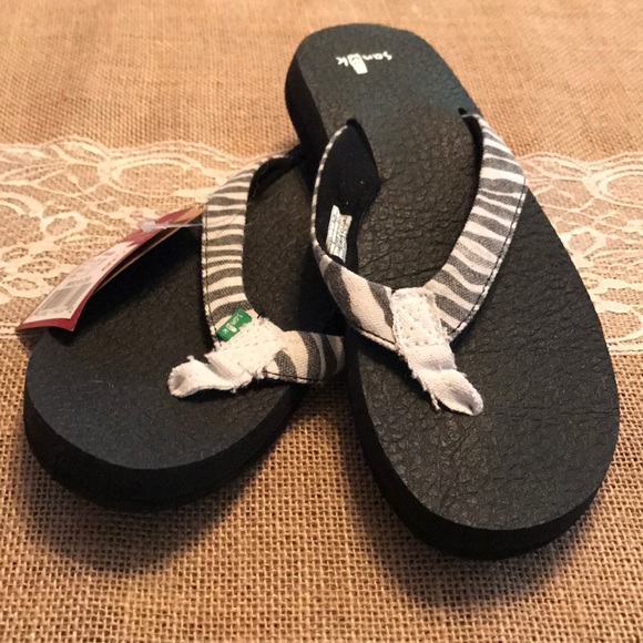 sanuk zebra flip flops
